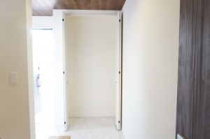 草加市瀬崎、新築一戸建ての玄関画像です