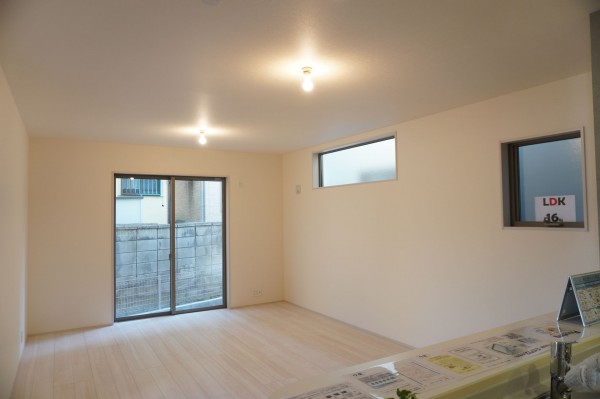 草加市瀬崎、新築一戸建ての居間画像です