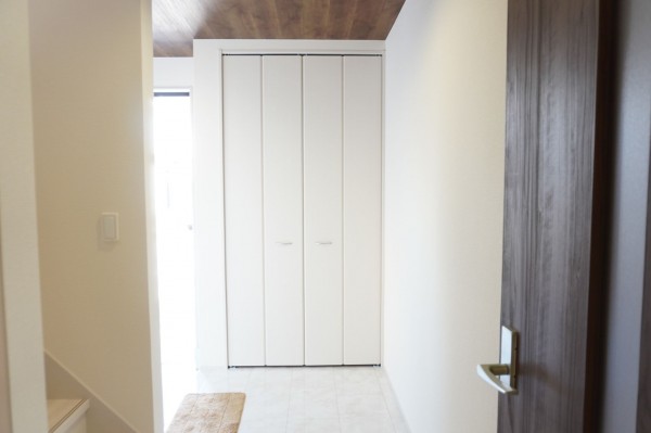 草加市瀬崎、新築一戸建ての玄関画像です