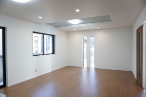 草加市金明町、新築一戸建ての居間画像です