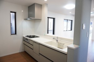 草加市金明町、新築一戸建てのキッチン画像です
