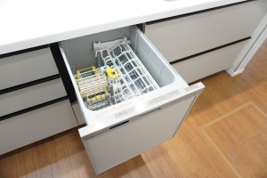 草加市金明町、新築一戸建てのキッチン画像です