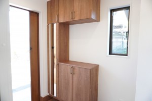 草加市金明町、新築一戸建ての玄関画像です