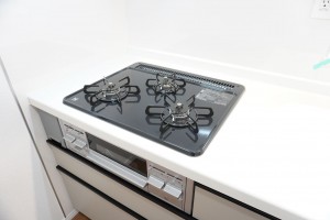 草加市金明町、新築一戸建てのキッチン画像です