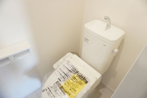 草加市金明町、新築一戸建てのトイレ画像です