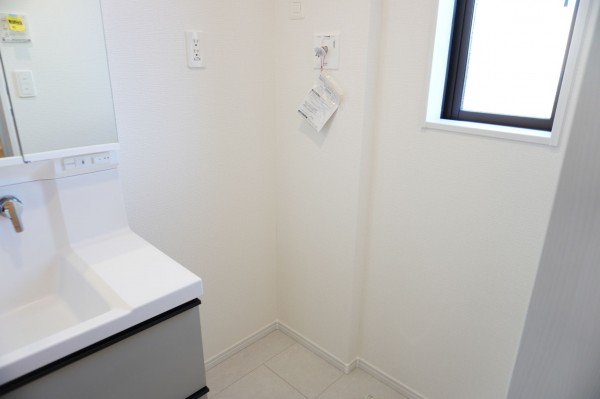 草加市金明町、新築一戸建ての洗面画像です