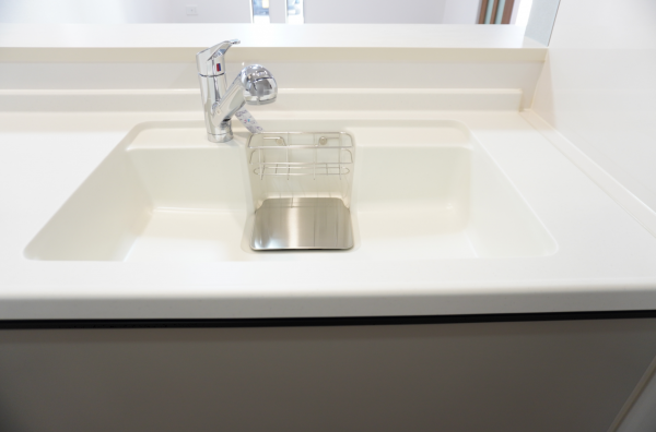 草加市金明町、新築一戸建てのキッチン画像です