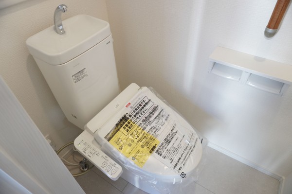 草加市金明町、新築一戸建てのトイレ画像です