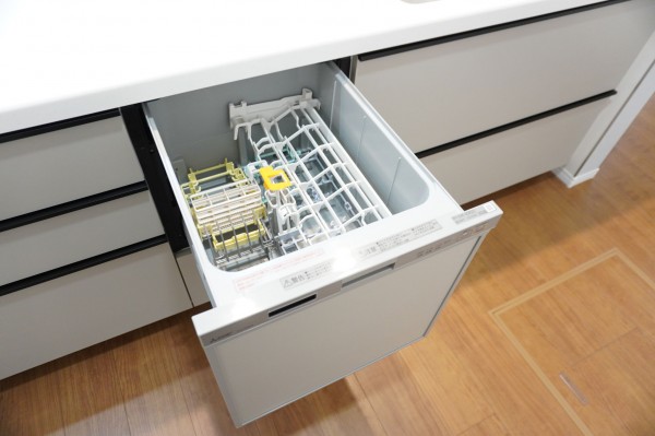 草加市金明町、新築一戸建てのキッチン画像です