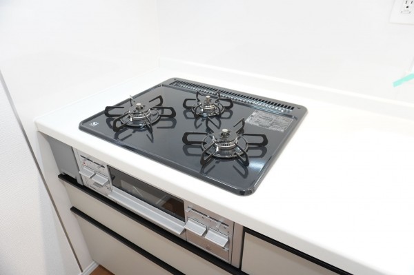 草加市金明町、新築一戸建てのキッチン画像です