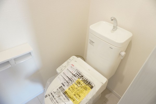 草加市金明町、新築一戸建てのトイレ画像です