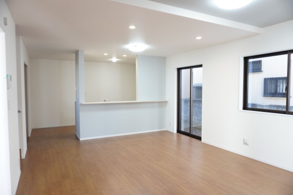 草加市金明町、新築一戸建ての居間画像です