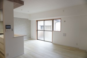 草加市瀬崎、マンションの居間画像です