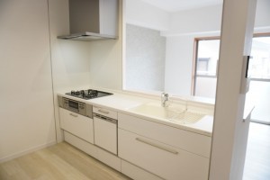 草加市瀬崎、マンションのキッチン画像です