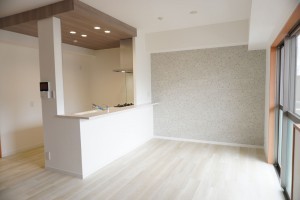 草加市瀬崎、マンションの居間画像です