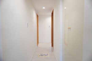 草加市瀬崎、マンションの玄関画像です