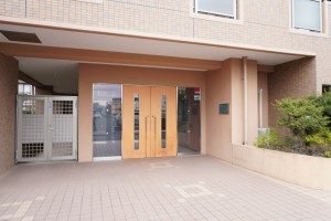 草加市瀬崎、マンションのエントランス画像です