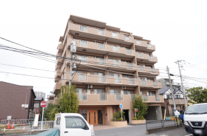 草加市瀬崎、マンションの外観画像です