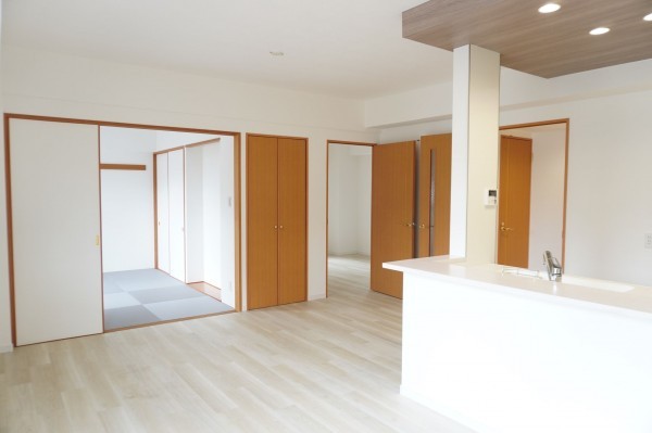 草加市瀬崎、マンションの居間画像です