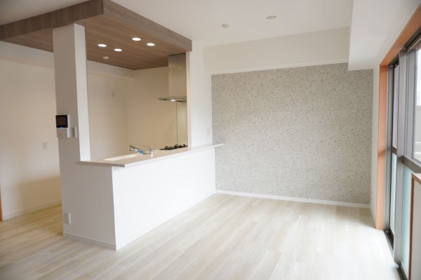 草加市瀬崎、マンションの居間画像です