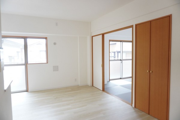 草加市瀬崎、マンションの居間画像です