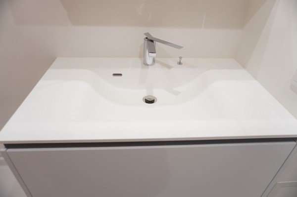 草加市瀬崎、マンションの洗面画像です