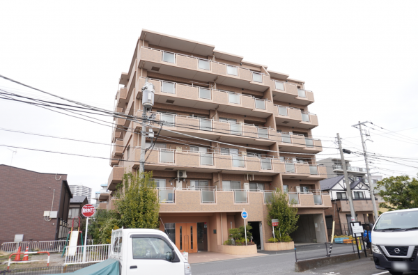 草加市瀬崎、マンションの外観画像です