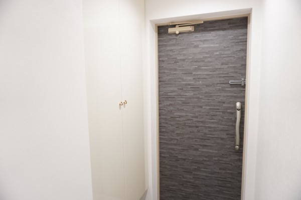 草加市瀬崎、マンションの玄関画像です