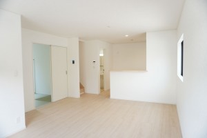 草加市長栄、新築一戸建ての居間画像です