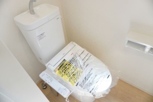 草加市長栄、新築一戸建てのトイレ画像です