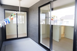 草加市長栄、新築一戸建てのバルコニー画像です