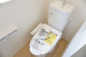 草加市長栄、新築一戸建てのトイレ画像です