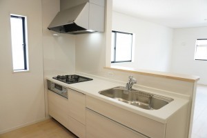 草加市長栄、新築一戸建てのキッチン画像です