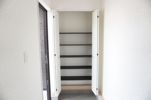 草加市長栄、新築一戸建ての玄関画像です