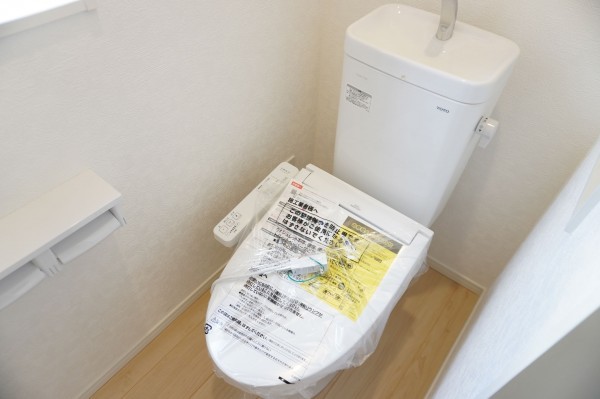 草加市長栄、新築一戸建てのトイレ画像です