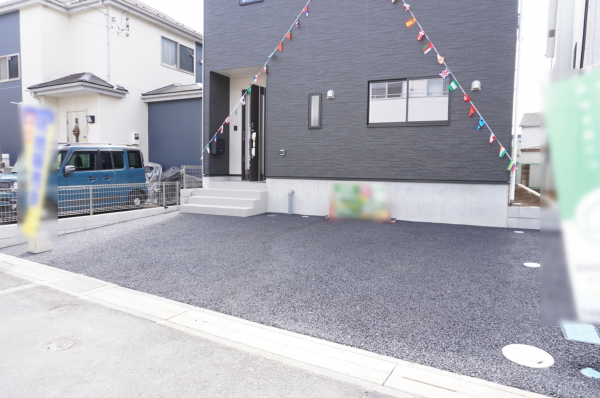 草加市長栄、新築一戸建ての駐車場画像です