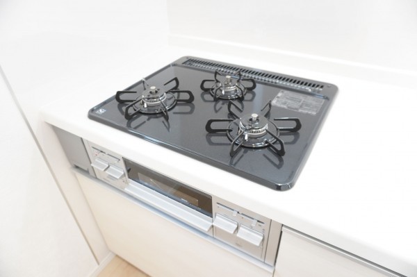 草加市長栄、新築一戸建てのキッチン画像です