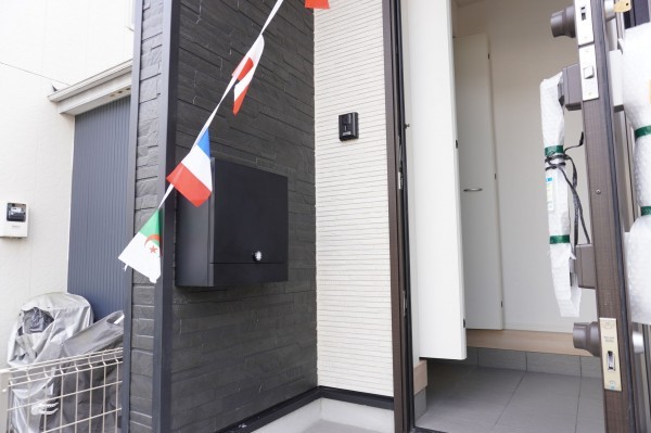 草加市長栄、新築一戸建ての玄関画像です