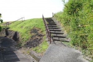宮崎市熊野、中古一戸建ての前面道路を含む現地写真画像です