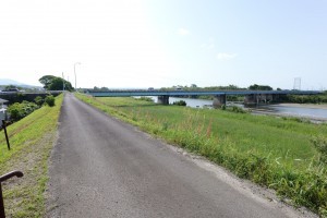 宮崎市熊野、中古一戸建ての前面道路を含む現地写真画像です