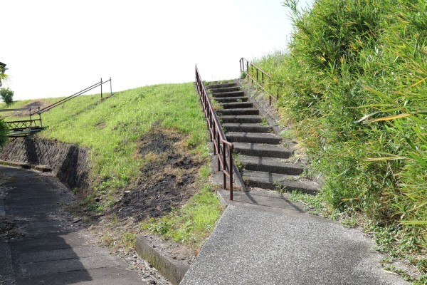 宮崎市熊野、中古一戸建ての前面道路を含む現地写真画像です