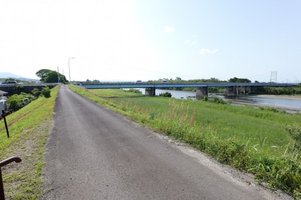宮崎市熊野、中古一戸建ての前面道路を含む現地写真画像です