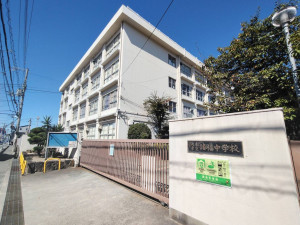 大東市諸福、マンションの中学校画像です