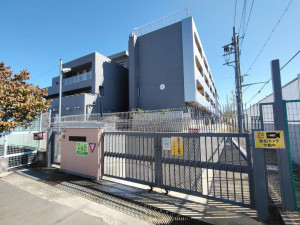 大東市諸福、マンションの小学校画像です