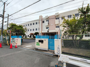 大東市明美の里町、中古一戸建ての小学校画像です