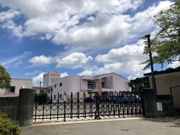 仙台市泉区北中山、中古一戸建ての小学校画像です