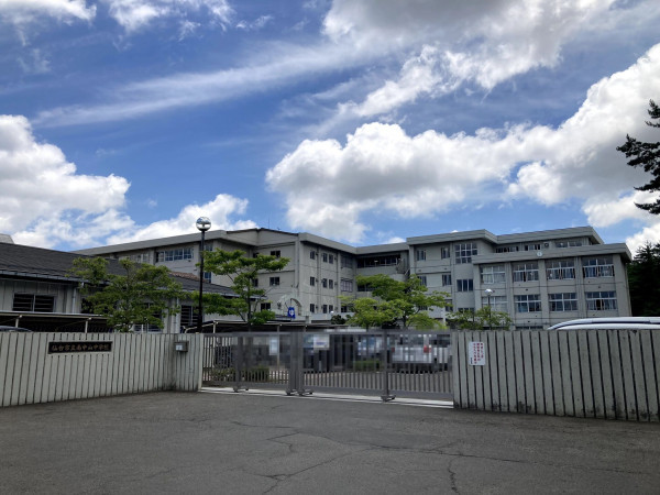 仙台市泉区北中山、中古一戸建ての中学校画像です