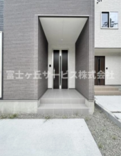 静岡市駿河区中島、新築一戸建ての玄関画像です