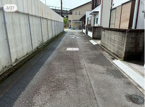 静岡市駿河区中島、中古一戸建ての前面道路を含む現地写真画像です