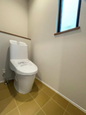 静岡市駿河区敷地、新築一戸建てのトイレ画像です